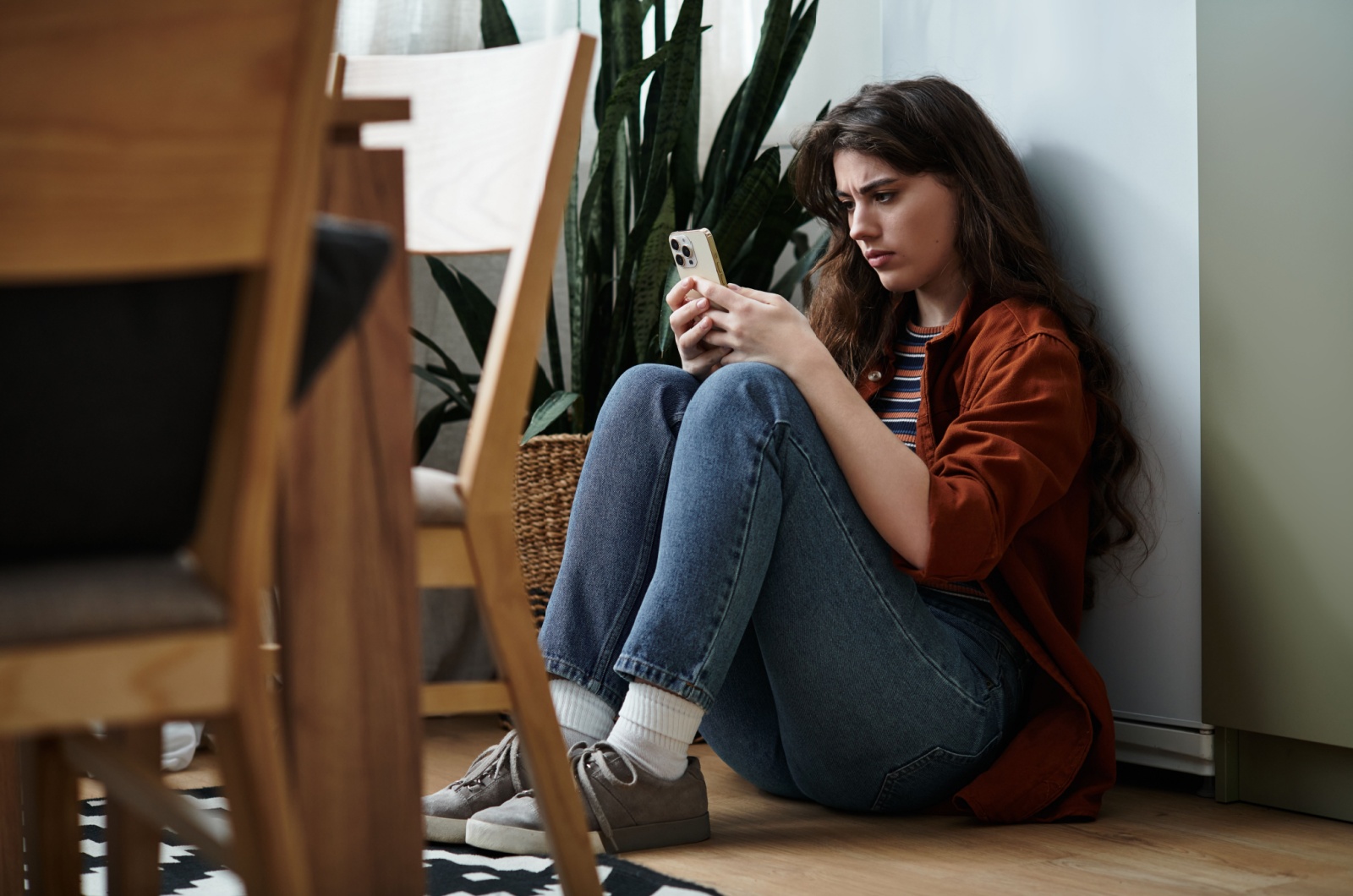 traurige frau mit handy