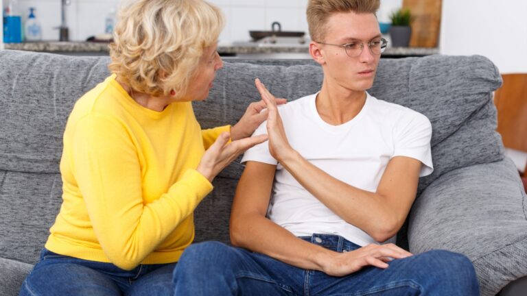 mutter und sohn streiten