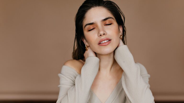 frau geschlossene augen