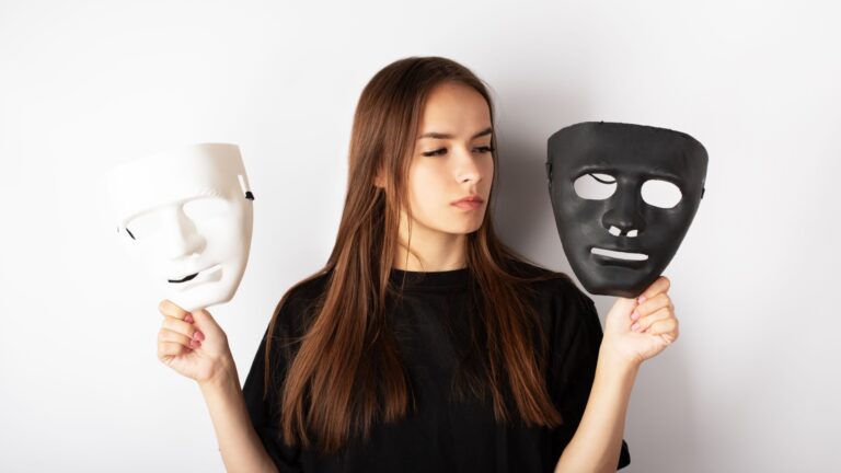 frau mit zwei masken