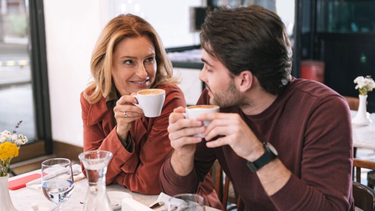 junger mann und eine aleltere frau