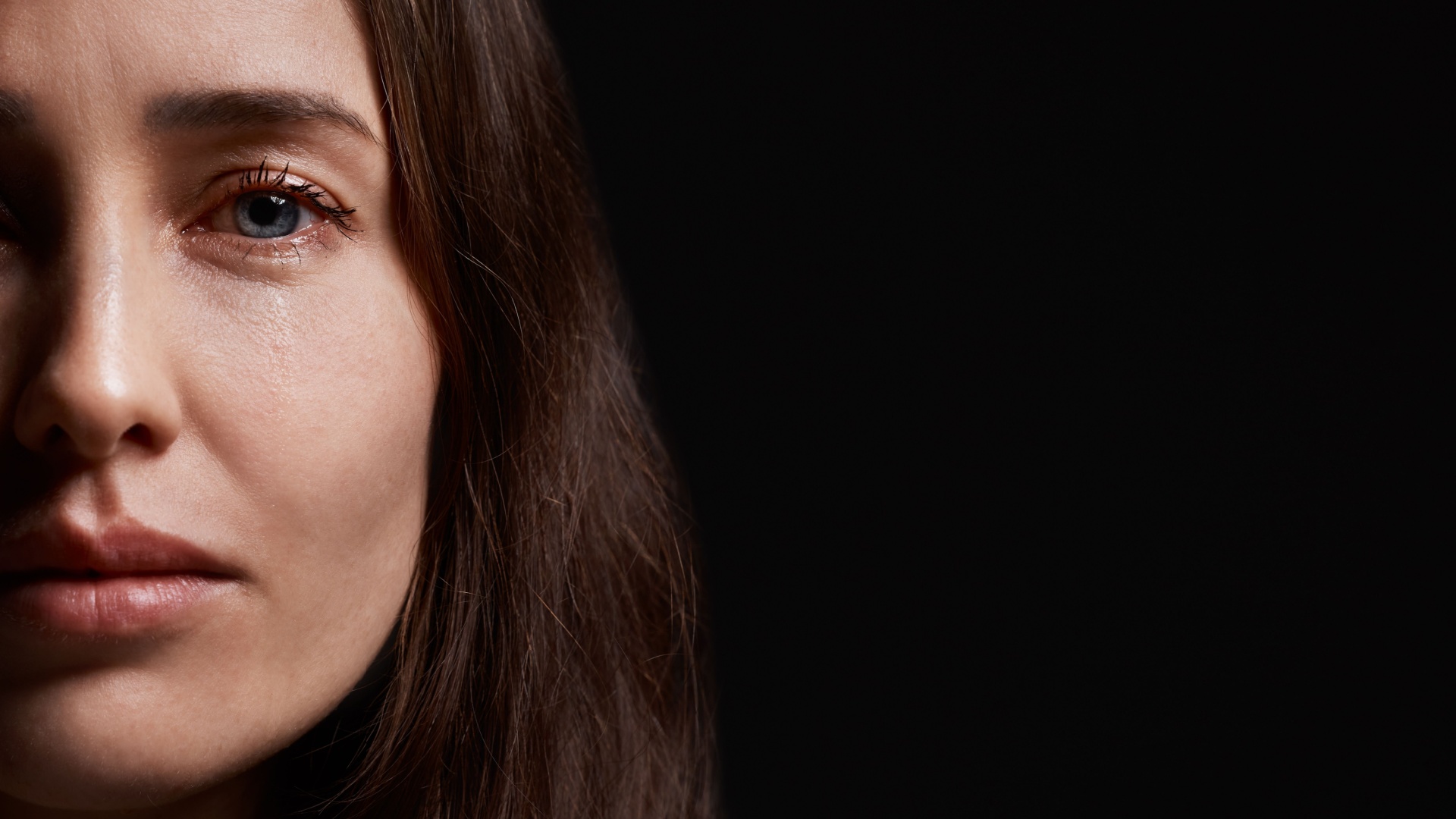 frau zeigt halbes gesicht