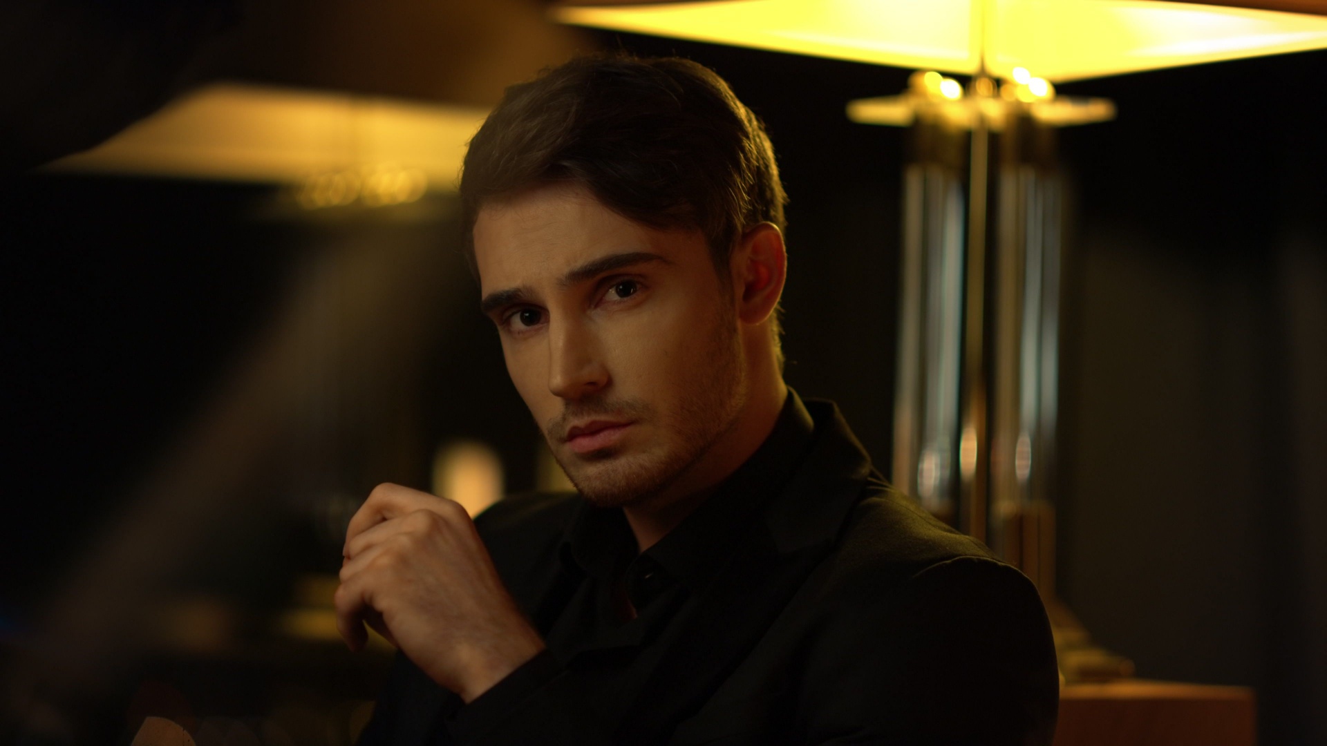 ein mann sitzt alleine