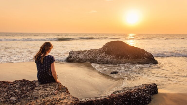 frau alleine am strand