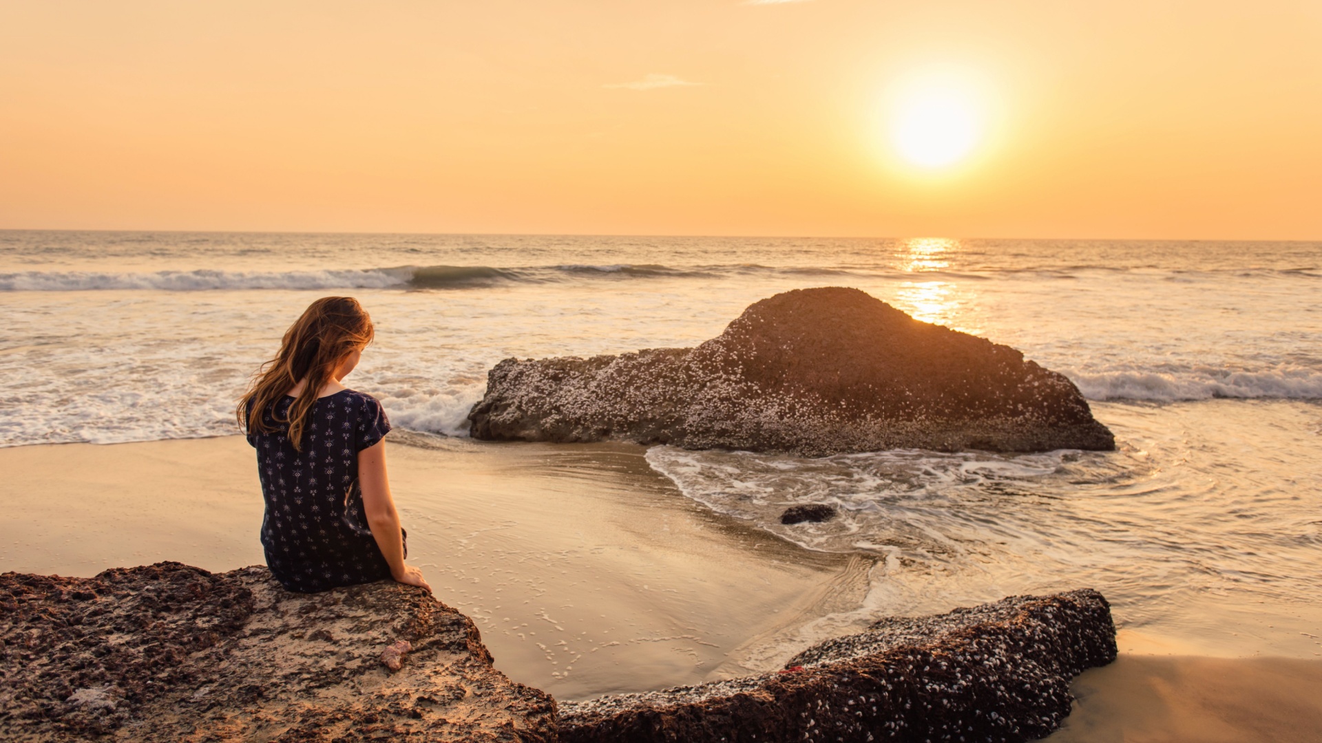 frau alleine am strand