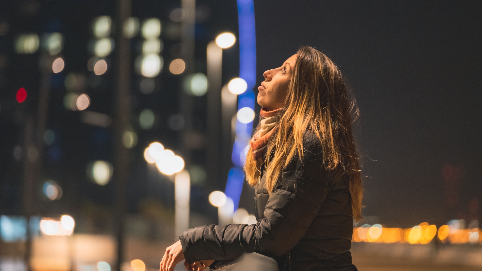 frau sieht den nachthimmel an