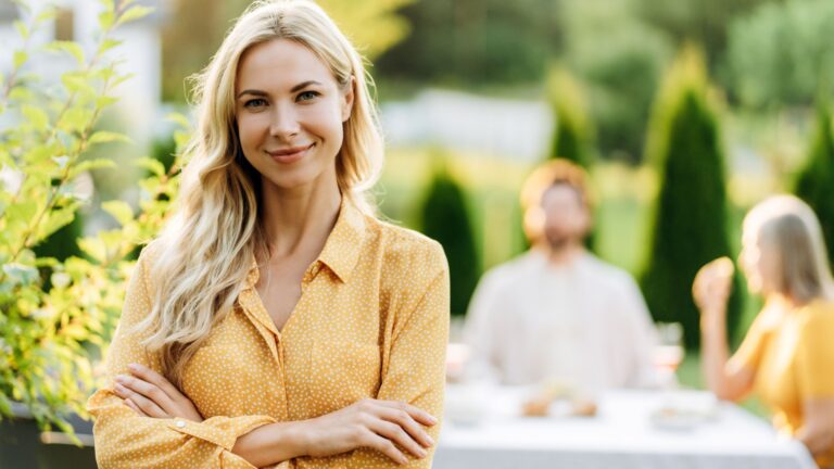 starke frau mit blonden haaren