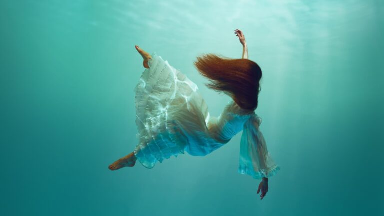 frau im kleid im wasser