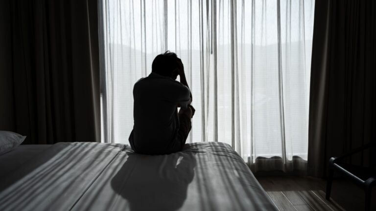 mann alleine im raum