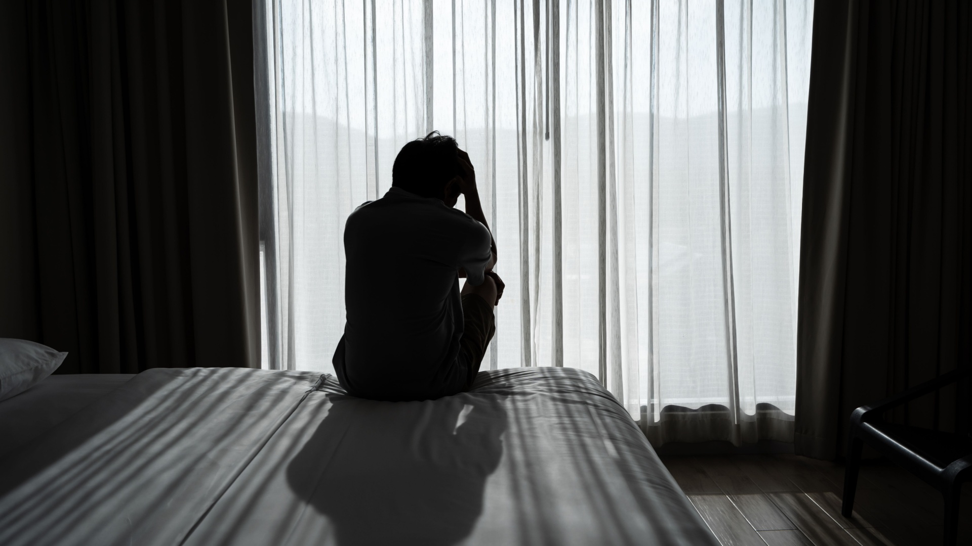 mann alleine im raum