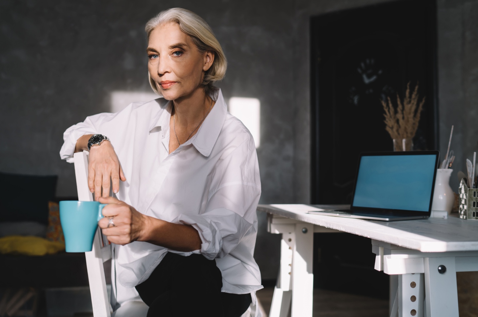 aeltere frau trinkt tee