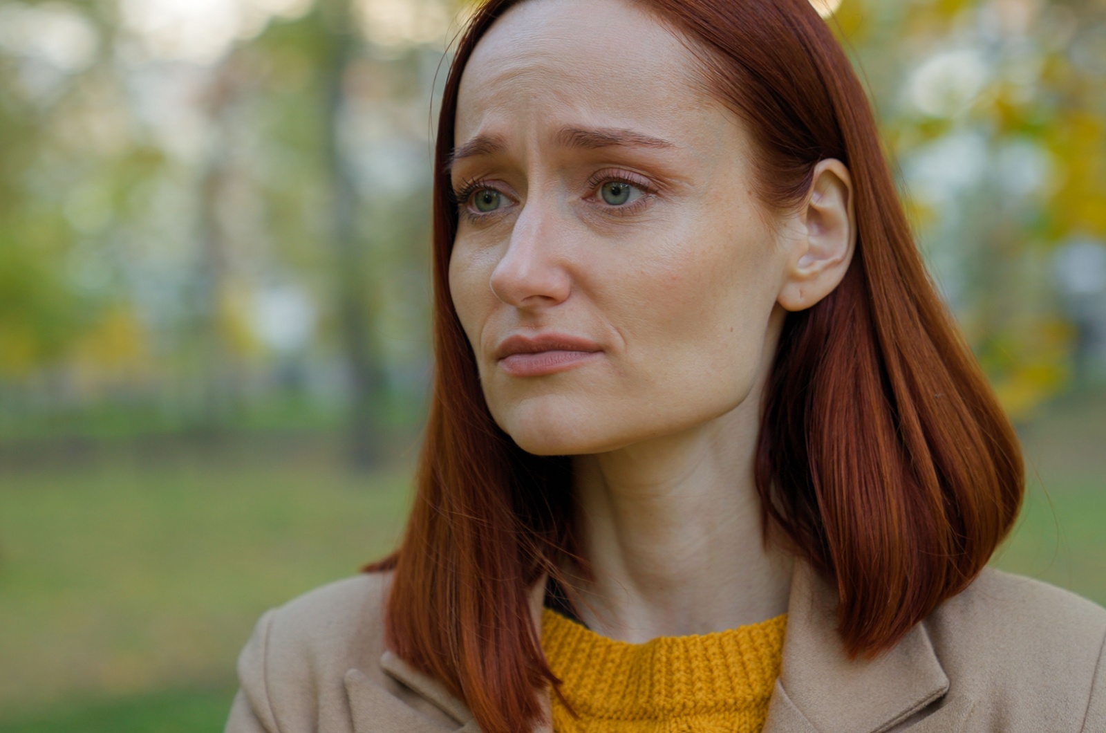 besorgte frau mit roten haaren