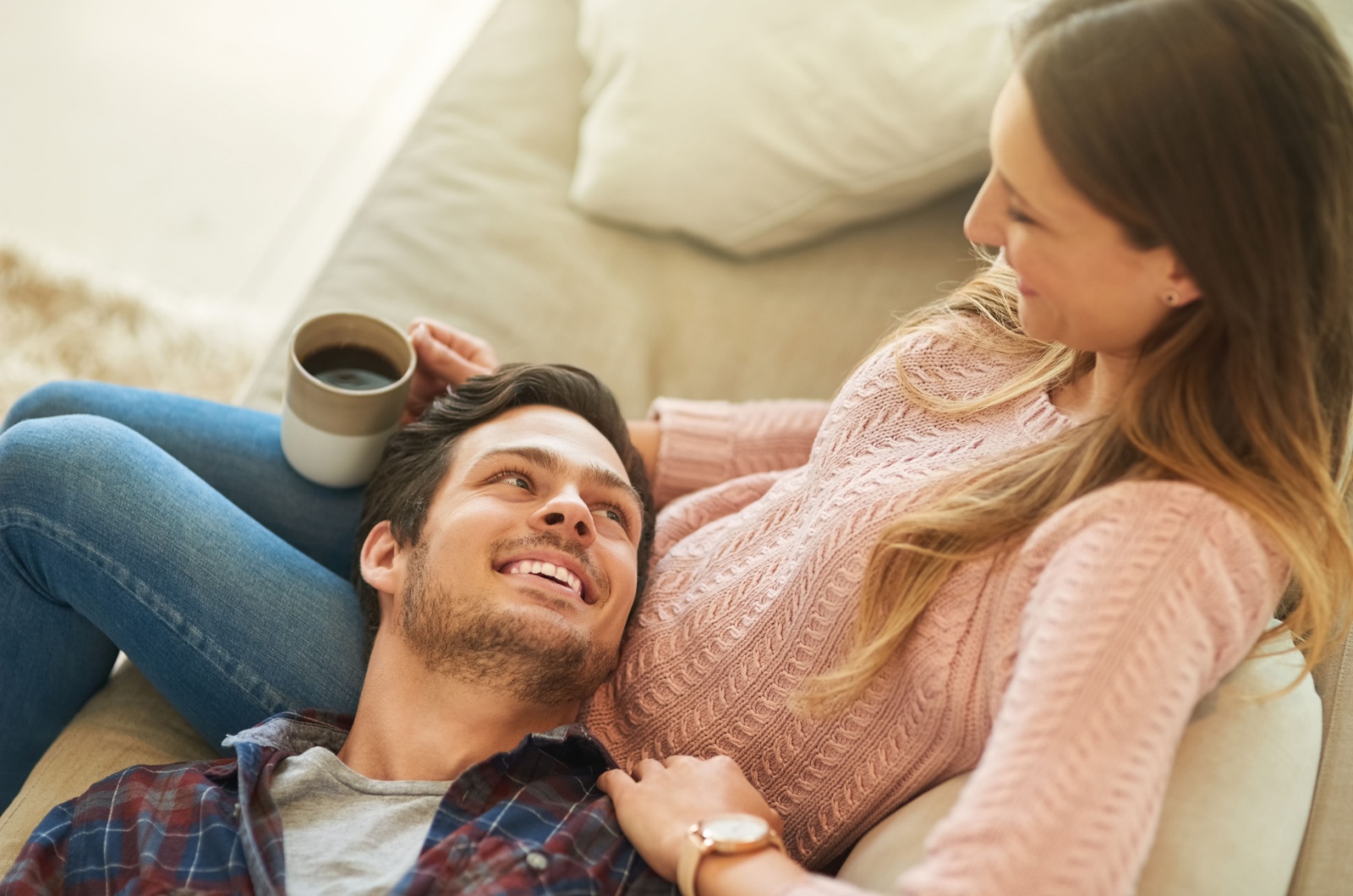 deutlich verliebter mann sieht frau an