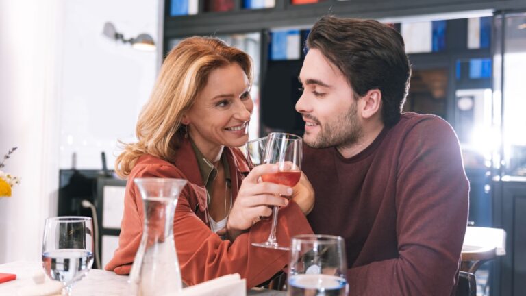 aletere frau und ein junger mann auf date