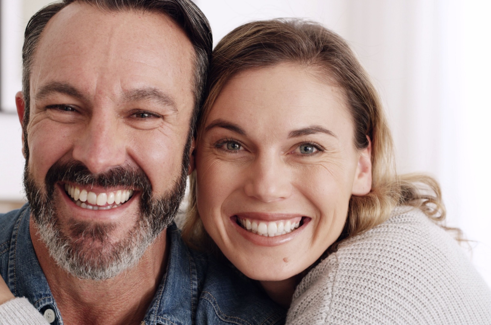 ein laechelndes paar