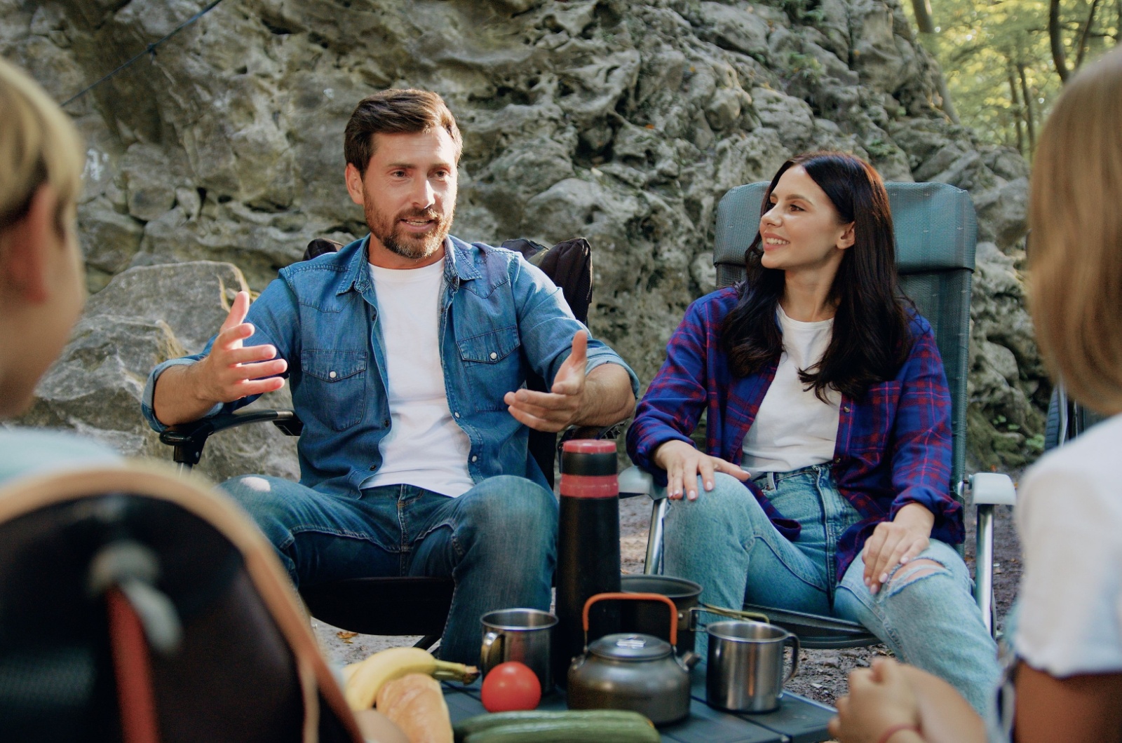 ein mann erzaehlt etwas