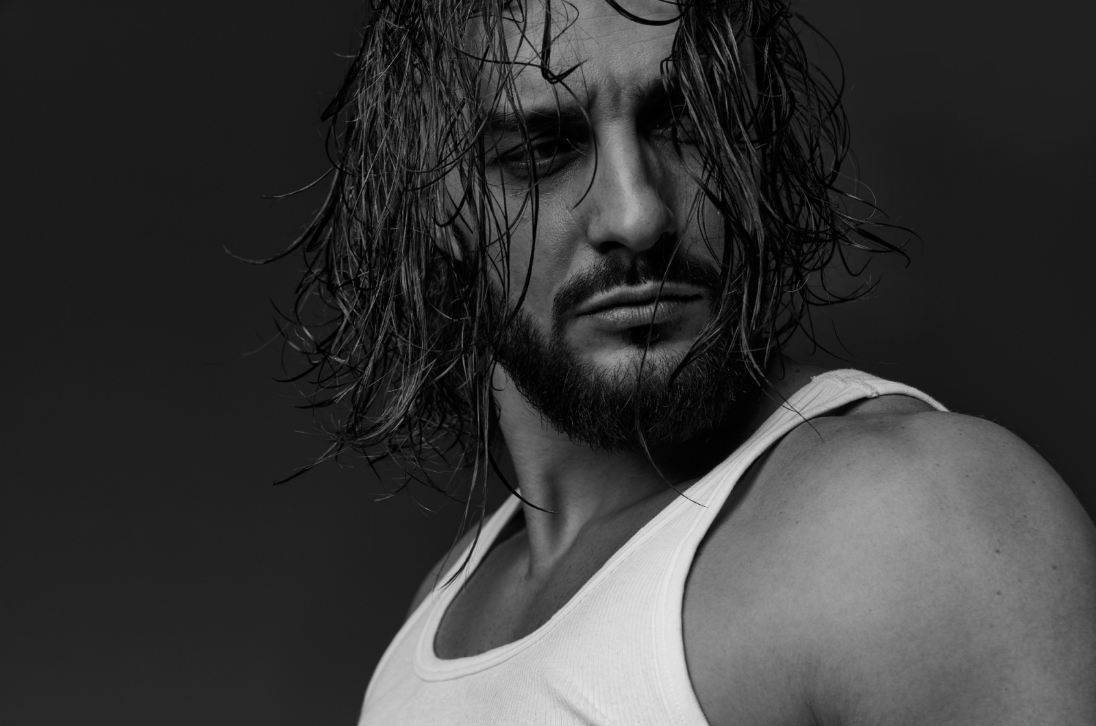 ein mann mit langen haaren