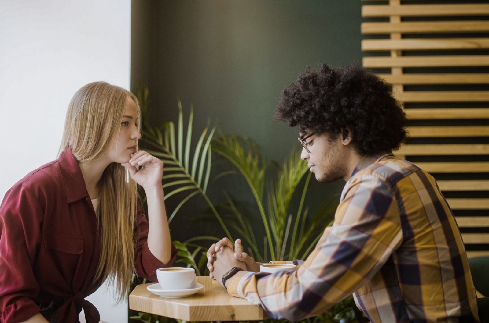 ernstes gespraech paar