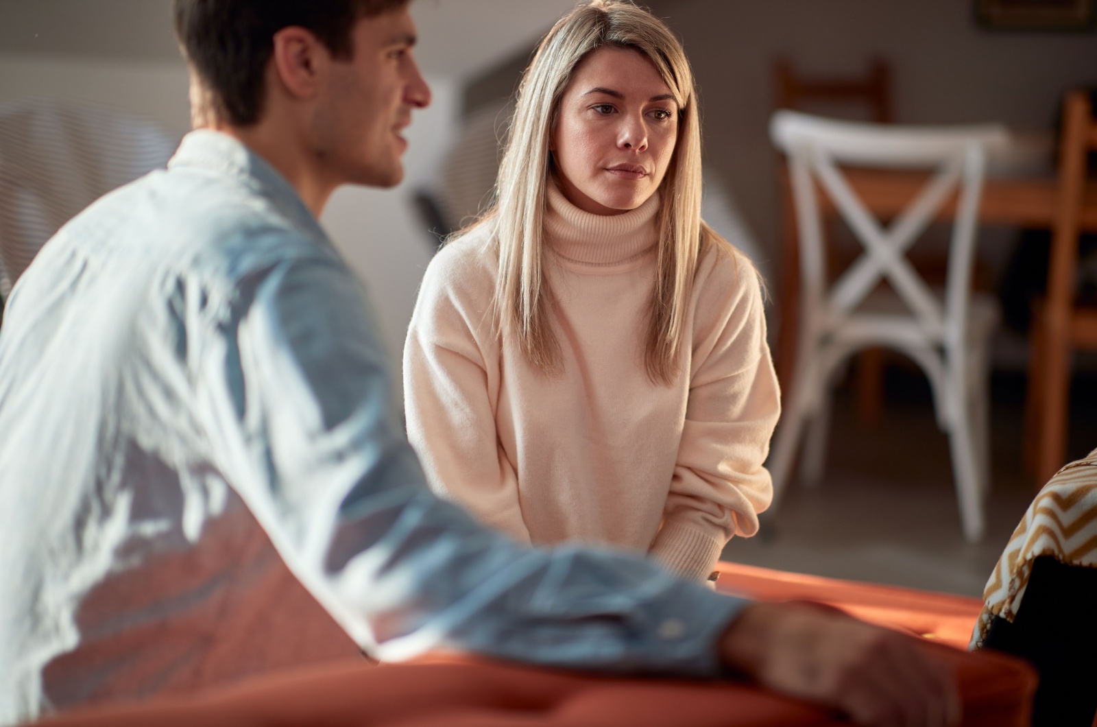 ernste frau neben mann