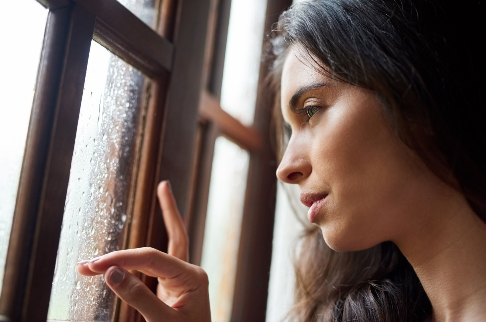 frau am fenster alleine