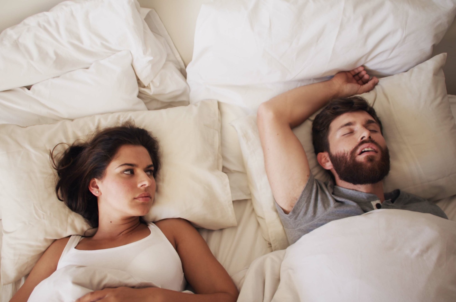 frau beobachtet mann