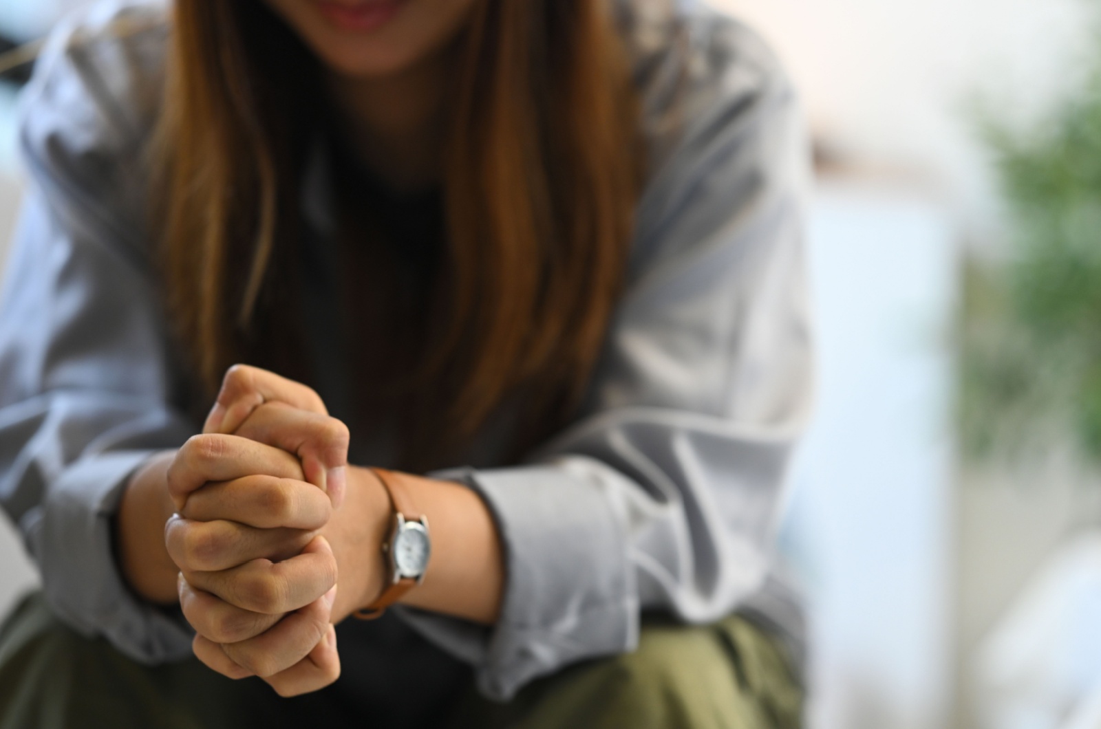frau haelt haende zusammen