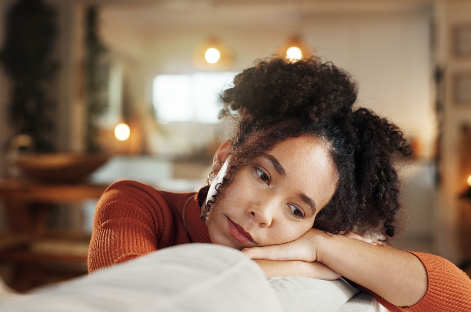 frau hat liebeskummer