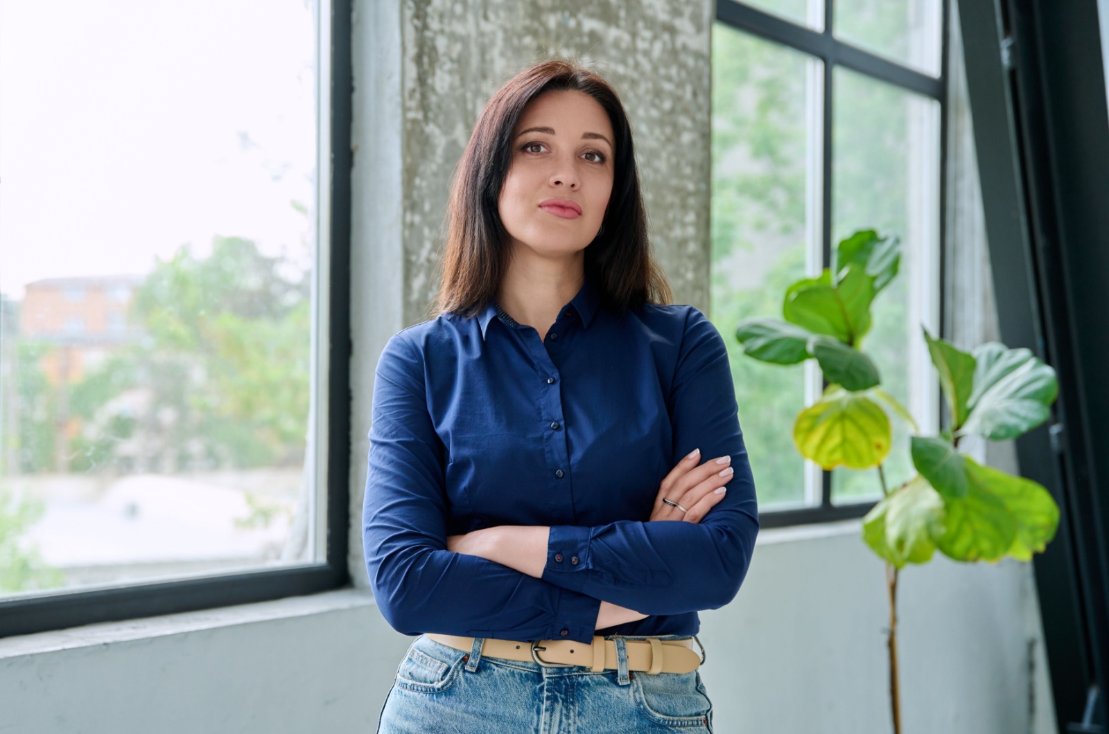 frau in blauer bluse