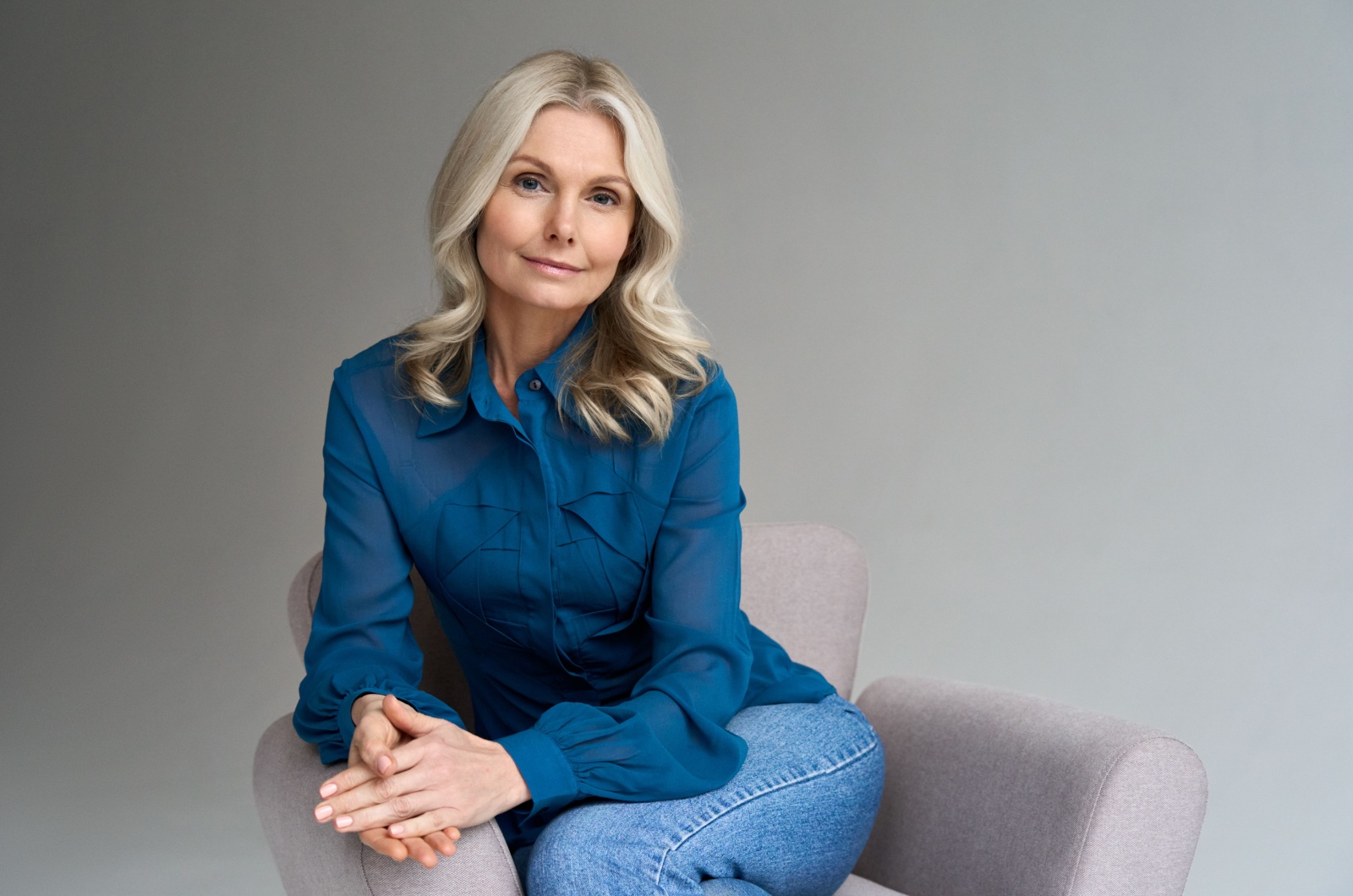 frau in blauer kleidung