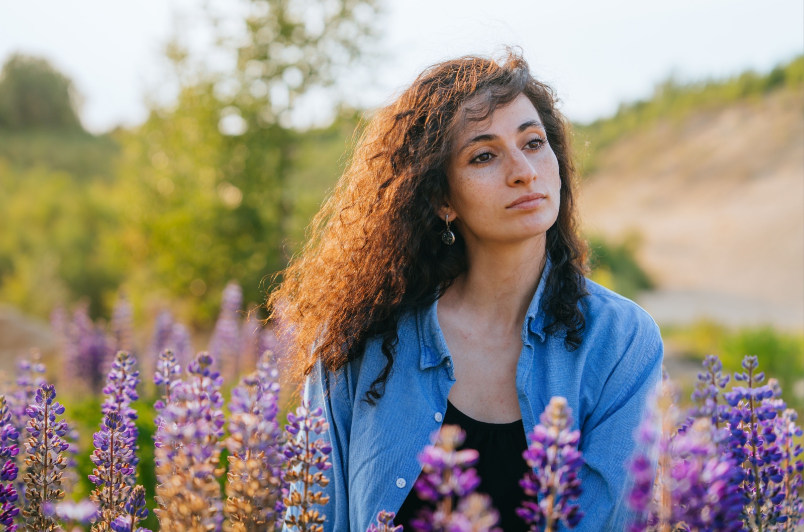 frau in einer blumenwiese