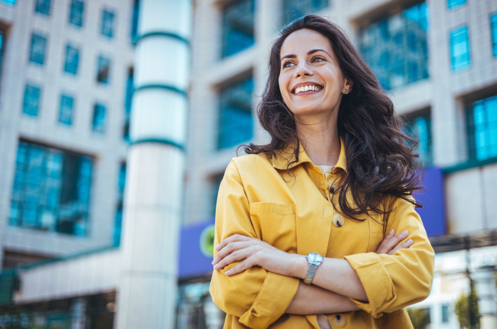 frau in gelber jacke