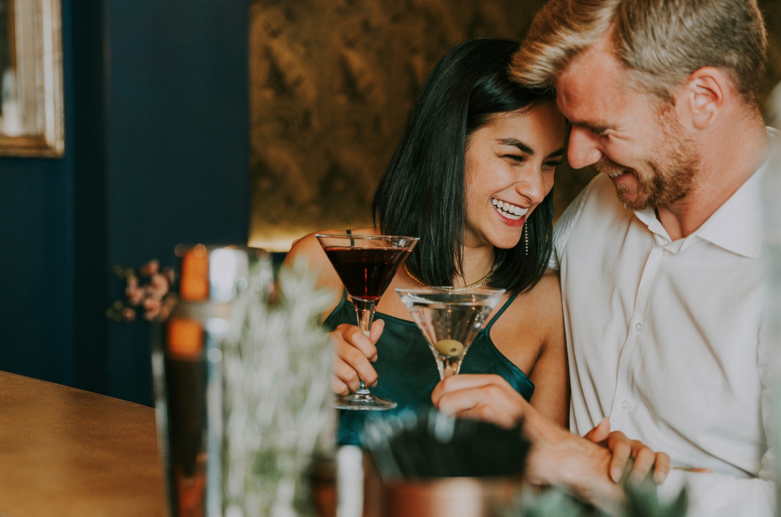 frau lehnt sich an mann an