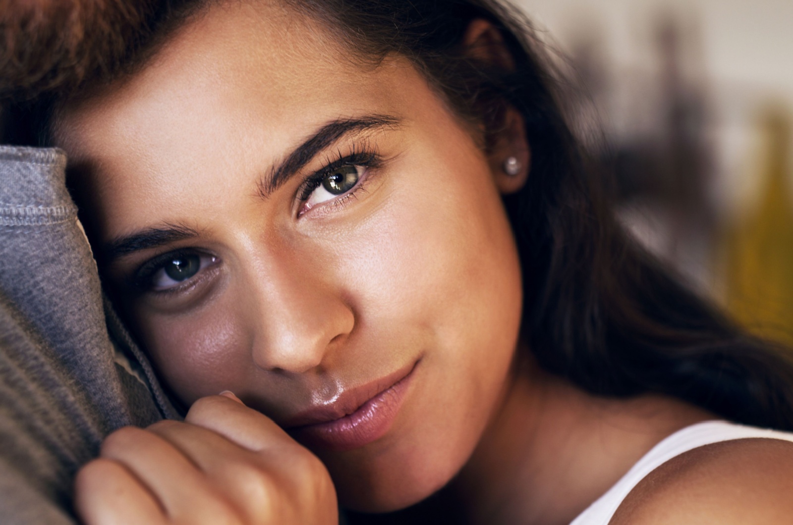 frau lehnt sich an partner