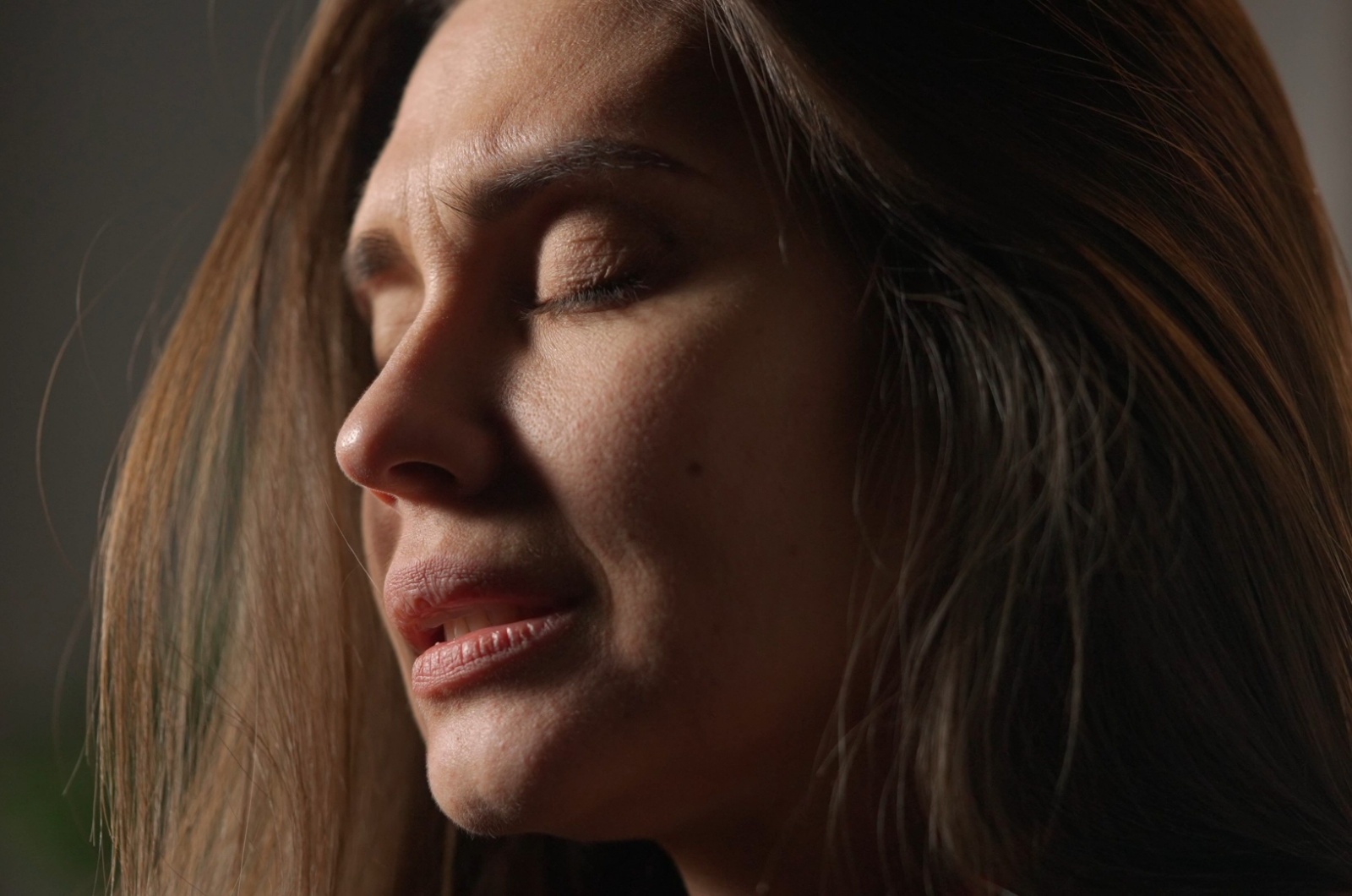 frau leidet und ist traurig