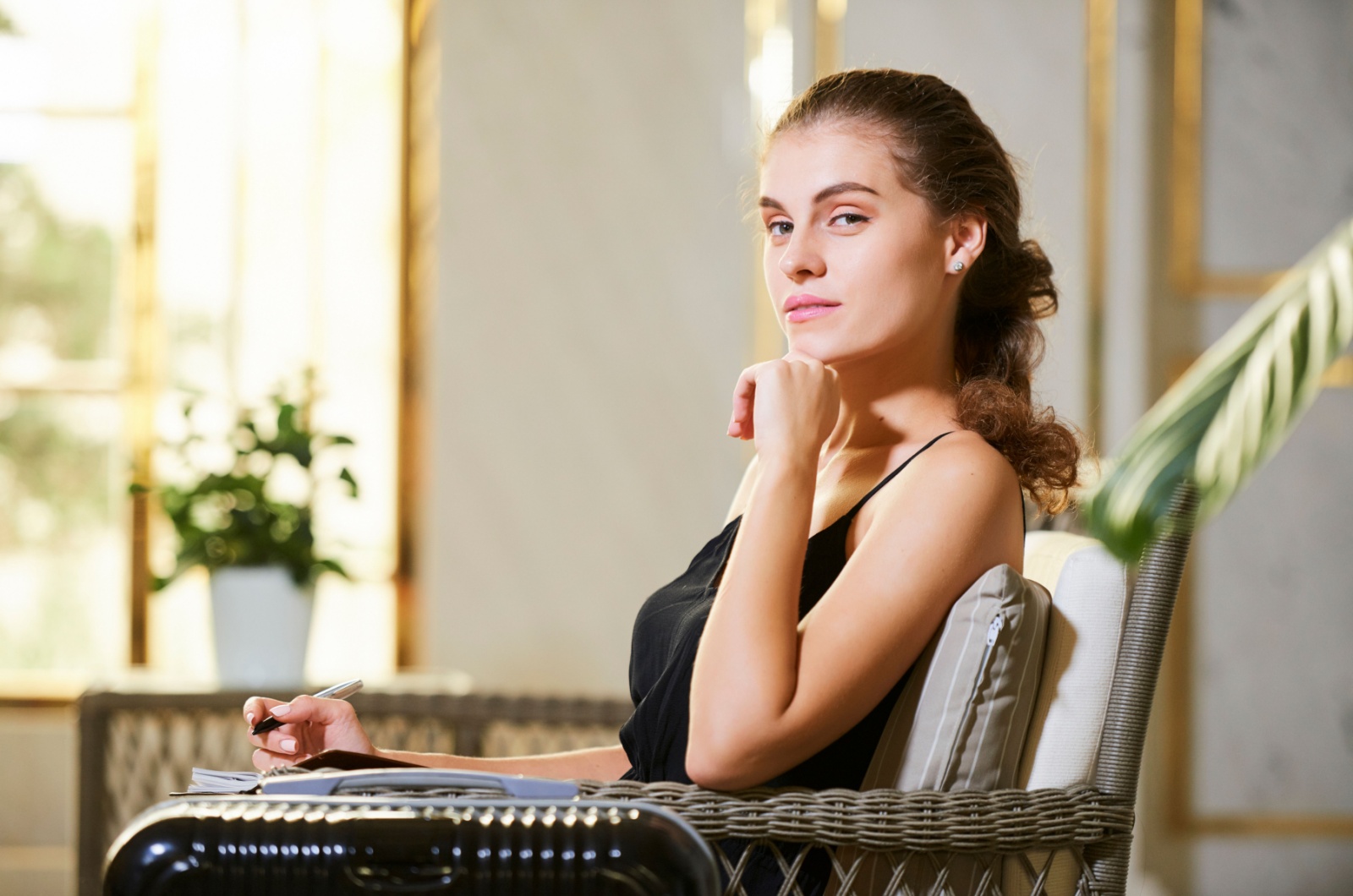 frau mit arroganten blick