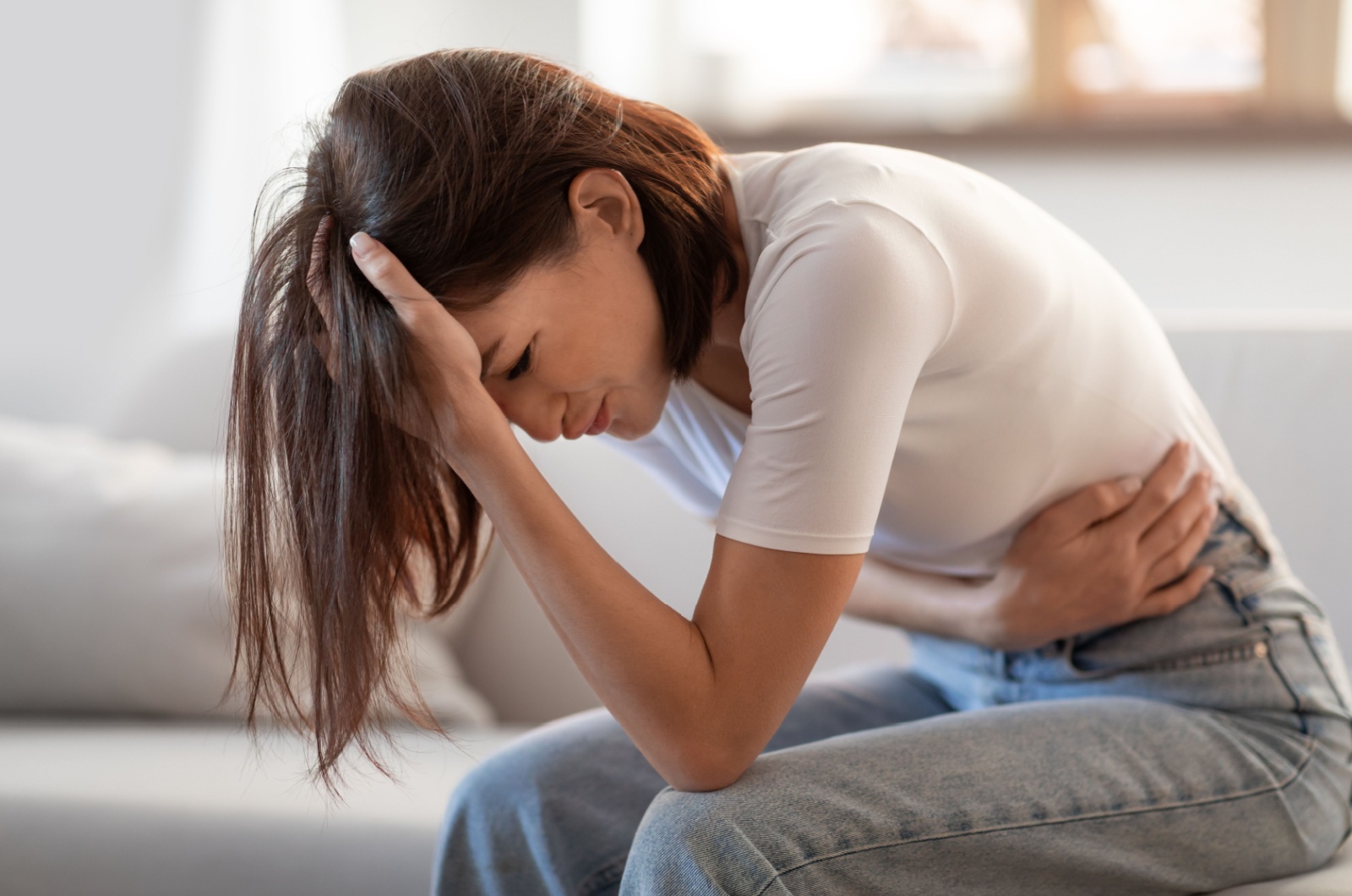 frau mit bauchschmerzen