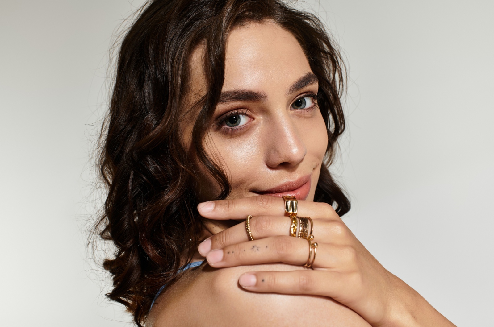 frau mit goldenen ringen