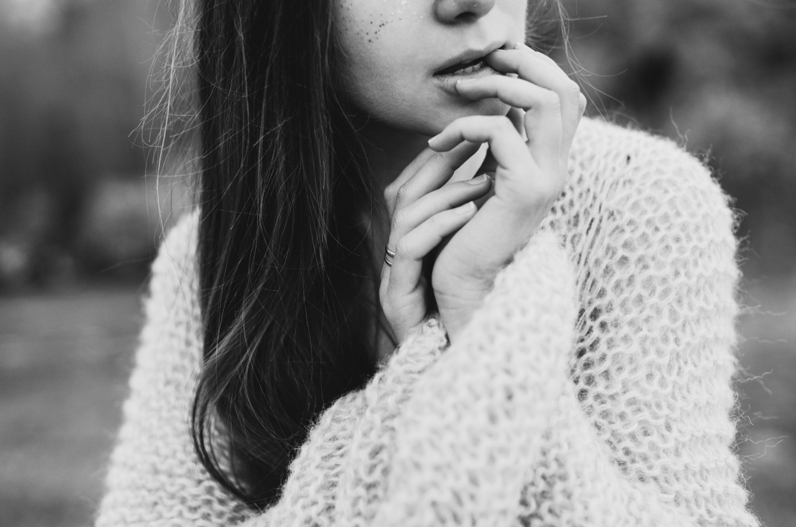 frau mit haenden auf den lippen