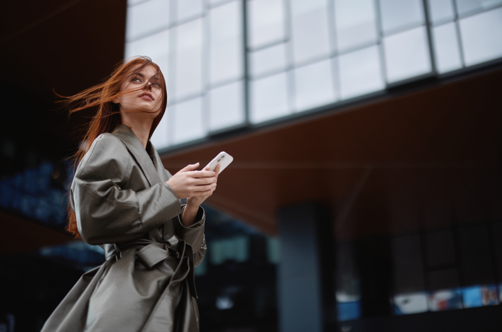 frau mit handy in hand