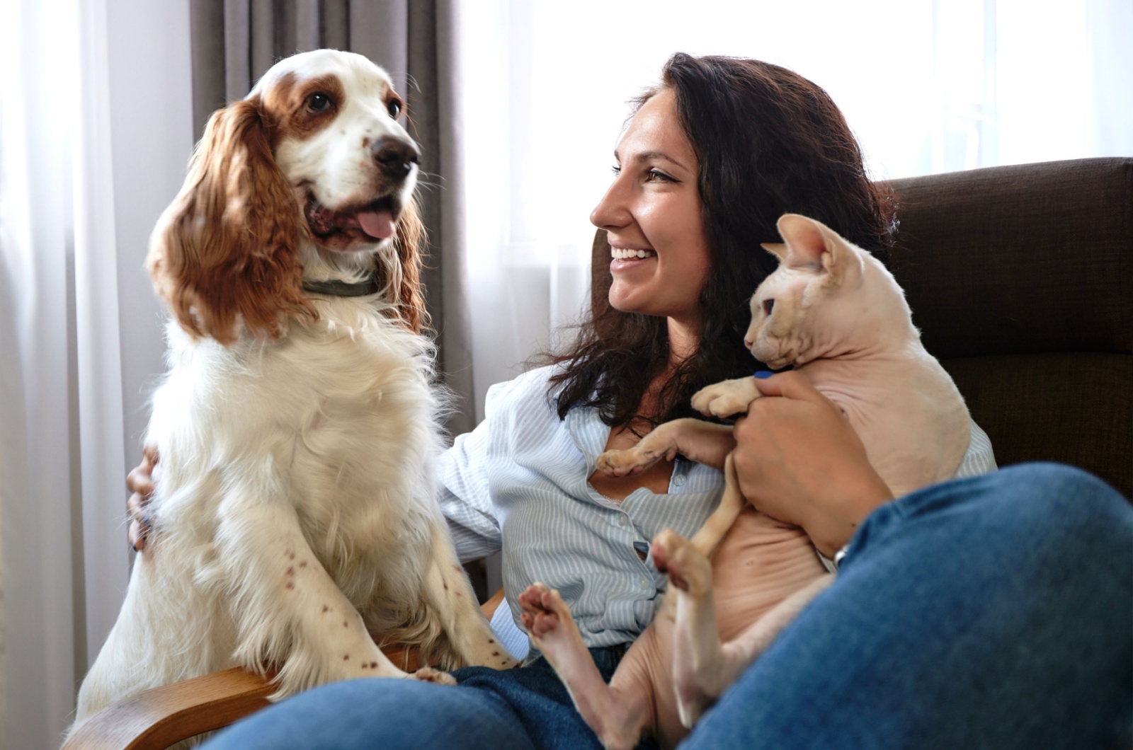 frau mit hund und katze