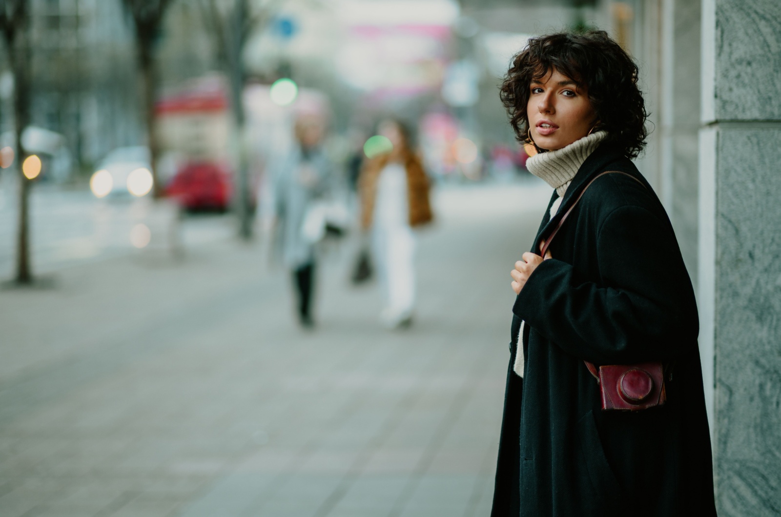 frau mit kurzen lockigen haaren