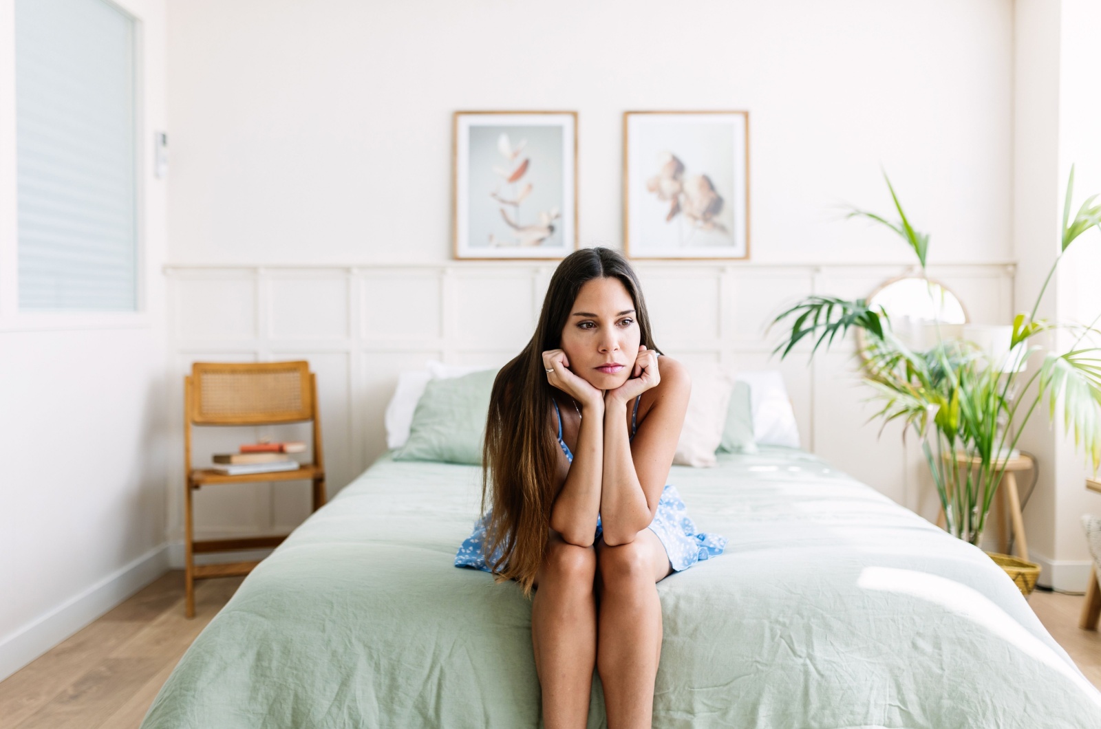 frau mit langen haaren denkt nach