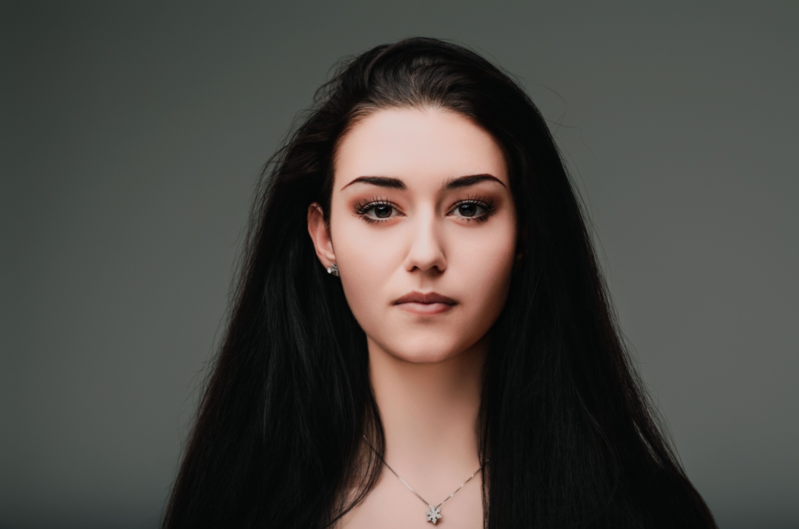 frau mit langen schwarzen haaren