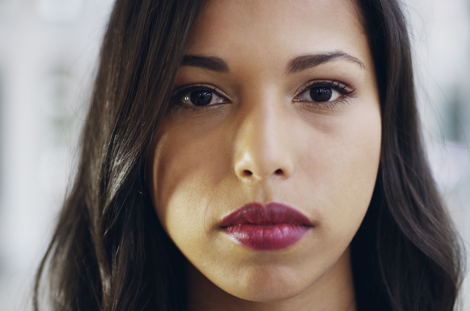 frau mit roten lippenstift