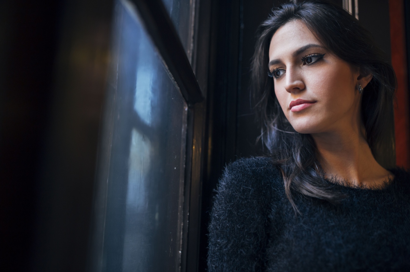 frau schaut aus fenster