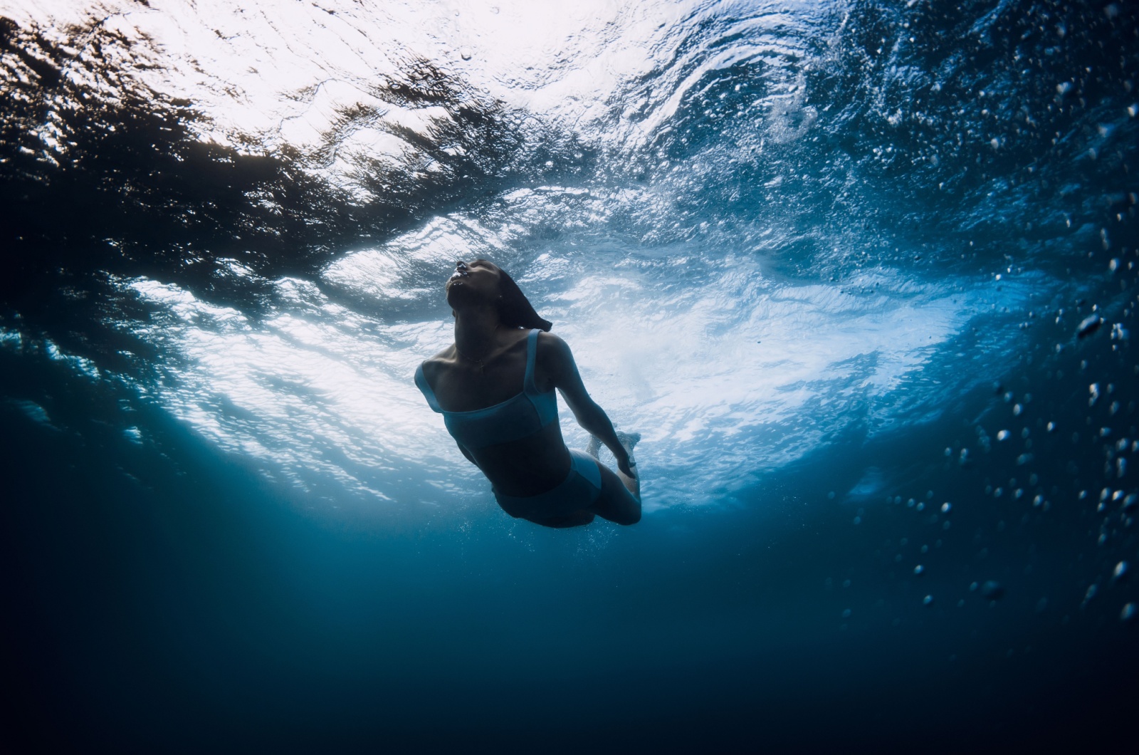 frau schwimmt im meer