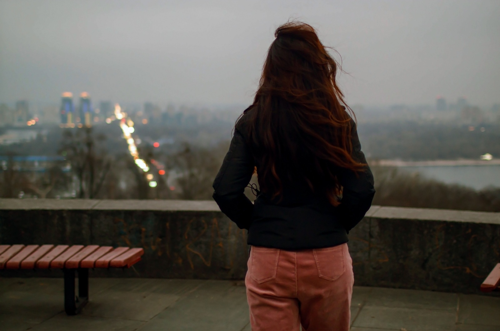 frau sieht die stadt an