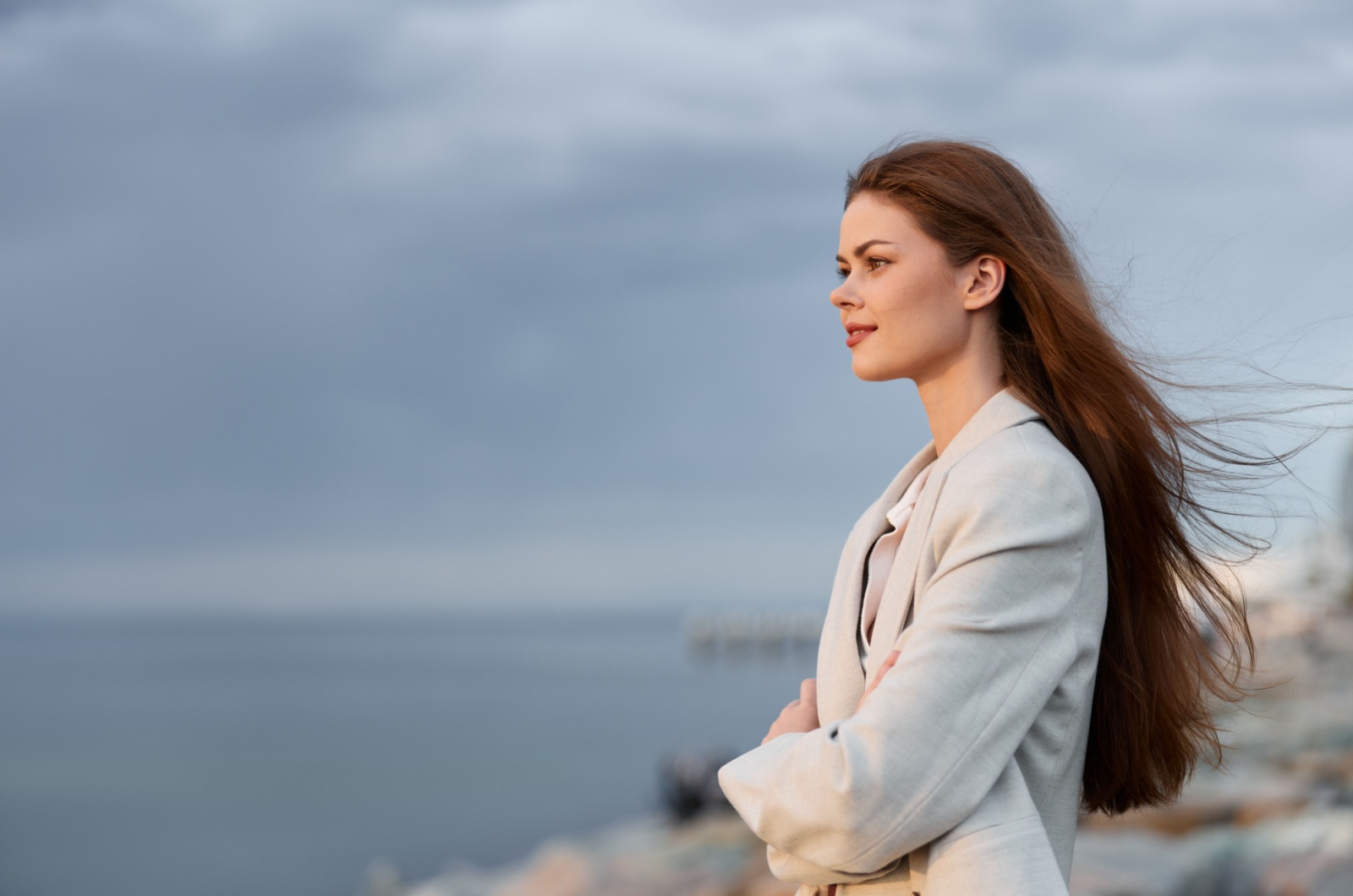frau sieht in die weite