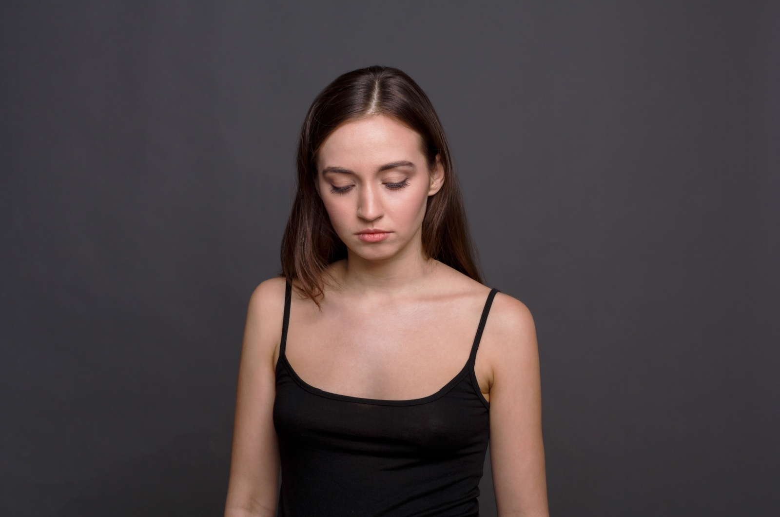 frau sieht nach unten