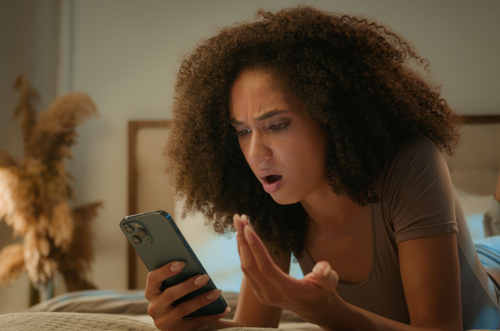 frau sieht schockiert aufs handy